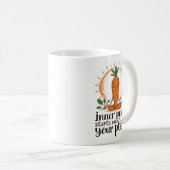 Inner Peace Carrot - Achtsames Essen Kunst Kaffeetasse (VorderseiteRechts)