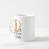 Inner Peace Carrot - Achtsames Essen Kunst Kaffeetasse (Vorderseite Links)