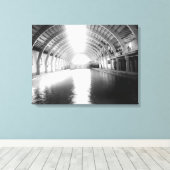 Innere des größten Plunge-Badezimmers Leinwanddruck (Insitu (Holzboden))