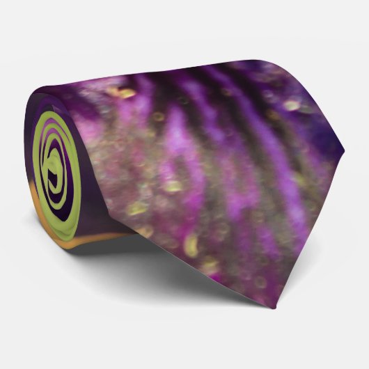 Innerhalb einer Iris-Neck-Tie Krawatte (Gerollt)
