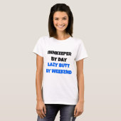 Innkeeper by Day Lazy Hintern Weekend T-Shirt (Vorne ganz)