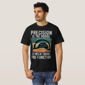 Innovation mit Precision Engineering T-Shirt (Vorne ganz)