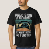 Innovation mit Precision Engineering T-Shirt (Vorderseite)