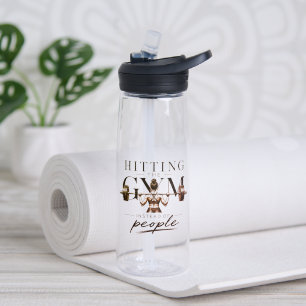 Ins Fitnessstudio schlagen statt Leute Trinkflasche