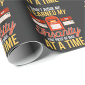 Insane Postman Funny Christmas Remüde Mailman Geschenkpapier (Rolleneckpunkt)