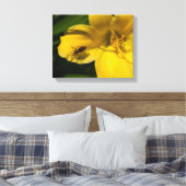 Insekt auf einer gelben Blume Leinwanddruck (Insitu (Schlafzimmer))