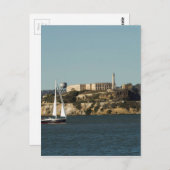 Insel Alcatraz und einsames Segelboot Postkarte (Vorne/Hinten)