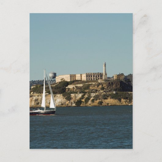 Insel Alcatraz und einsames Segelboot Postkarte (Vorderseite)