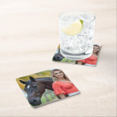 Insel Charm: Helena und ihr majestätisches Pferd Rechteckiger Pappuntersetzer (Vor Ort)