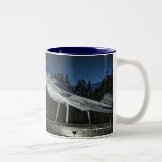 Insel-Kaffeetasse NAS Whidbey, Marineluft Statio… Zweifarbige Tasse (Rechts)