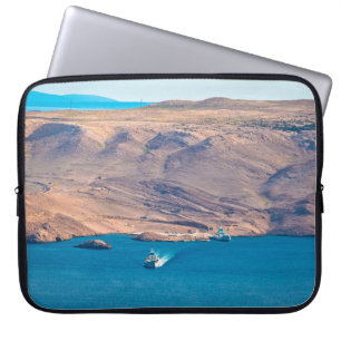 Insel Pag Steinwüste und Blick auf den Fährhafen,  Laptopschutzhülle
