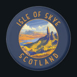 Insel Skye Schottland Retro Distressed Circle Magnet<br><div class="desc">Isle of Skye Retro Vektor-Reise-Design. Die Insel Skye, die mit der schottischen Nordwestküste durch eine Brücke verbunden ist, ist bekannt für ihre wilden Landschaften, malerischen Fischerdörfern und mittelalterlichen Burgen.</div>