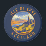 Insel Skye Schottland Retro Distressed Circle Magnet<br><div class="desc">Isle of Skye Retro Vektor-Reise-Design. Die Insel Skye, die mit der schottischen Nordwestküste durch eine Brücke verbunden ist, ist bekannt für ihre wilden Landschaften, malerischen Fischerdörfern und mittelalterlichen Burgen.</div>