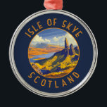 Insel Skye Schottland Retro Distressed Circle Ornament Aus Metall<br><div class="desc">Isle of Skye Retro Vektor-Reise-Design. Die Insel Skye,  die mit der schottischen Nordwestküste durch eine Brücke verbunden ist,  ist bekannt für ihre wilden Landschaften,  malerischen Fischerdörfern und mittelalterlichen Burgen.</div>