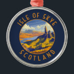 Insel Skye Schottland Retro Distressed Circle Ornament Aus Metall<br><div class="desc">Isle of Skye Retro Vektor-Reise-Design. Die Insel Skye,  die mit der schottischen Nordwestküste durch eine Brücke verbunden ist,  ist bekannt für ihre wilden Landschaften,  malerischen Fischerdörfern und mittelalterlichen Burgen.</div>