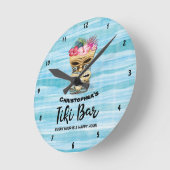 Insel Tiki Bar Mit Monogramm Runde Wanduhr (Winkel)