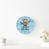 Insel Tiki Bar Mit Monogramm Runde Wanduhr (Zuhause)