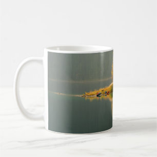 INSEL UMGEBEN VON WASSER KAFFEETASSE