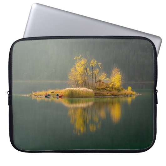 INSEL UMGEBEN VON WASSER LAPTOPSCHUTZHÜLLE (Vorderseite)