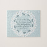 Inspiration Christlich Psalm 118:24 Freude Puzzle<br><div class="desc">Dies ist der Tag, den der Herr gemacht hat. Wir freuen uns und freuen uns darauf. Punkt 118:24 Inspirative Christliche Erinnerung, dankbar für das Leben und dankbar für alles, was Gott uns gegeben hat. Schöne weiße Blume in einem hübschen Kirschblütenkranz.</div>