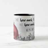 Inspiration mit Weihnachtsball mit rotem Glitzer Zweifarbige Tasse (Mittel)