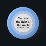 Inspiration Sie sind das Licht der Welt Blau Button<br><div class="desc">Dieser niedliche blaue Knopf zeigt eine wunderschöne Bibelverse,  die uns daran erinnert,  wie wertvoll wir für die Welt sind.</div>