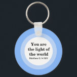 Inspiration Sie sind das Licht der Welt Blau Schlüsselanhänger<br><div class="desc">Dieser niedliche blaue Schlüsselanhänger zeigt einen wunderschönen Bibelsversum,  der uns daran erinnert,  wie wertvoll wir für die Welt sind.</div>