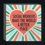 Inspiration Social Work Zitat Herz Retro Farben Holzkisten Schild<br><div class="desc">Sozialarbeiter machen die Welt zu einem besseren Ort. Ein schönes,  inspirierendes soziales Arbeitsgeschenk für einen Sozialdienstleister mit hübschem Retro-Herz und fröhlichen Farben.</div>