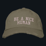 Inspiration Zitat Minimalistische Typografie Cool Bestickte Baseballkappe<br><div class="desc">Einfaches inspirierendes Zitat in Taupe und Blüte - Sei ein netter Mensch.</div>
