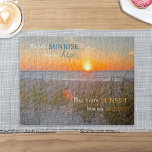 Inspiration Zitat Sonnenaufgangsmalerei Puzzle<br><div class="desc">"Möge jeder Sonnenaufgang Ihnen hoffen, dass jeder Sonnenuntergang Ihnen Frieden bringt" inspirierendes Zitat auf einem wunderschönen Gemälde aus dem Foto eines Sonnenaufgangs über dem Ozean und Dünen. Der herrliche Sonnenaufgang mit den warmen Farben und den inspirierend Worten vermitteln Gefühle der Ruhe und Ruhe. Eines Morgens nahm ich dieses Foto in...</div>