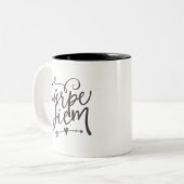 Inspiration Zitatkarpe Diem Sieze der Tag Zweifarbige Tasse (Vorderseite Links)