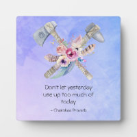 Inspirational Cherokee Proverb mit Tomahawk