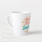 Inspirational "Just Keep Smiling" Floral Milchtasse (Linke Ecke)