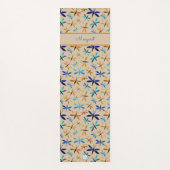 Inspirationelles, handIllustriertes Libellenmuster Yogamatte (Vorderseite)