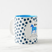 Inspirationsangebot mit einem Pferd, das frei läuf Zweifarbige Tasse (Vorderseite Links)