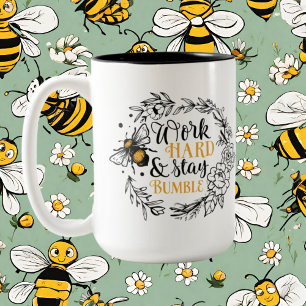 Inspirationsarbeit wird als Monogramm hinzugefügt Zweifarbige Tasse