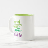 Inspirationsbewusste Gutes kommt denjenigen zu, di Zweifarbige Tasse (Vorderseite Links)