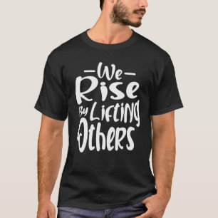 Inspirationsgebote, die wir durch Anheben anderer T-Shirt