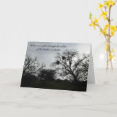 Inspirationskomfort-Karte: Eichen gegen grauen Him Karte (Gelbe Blume)