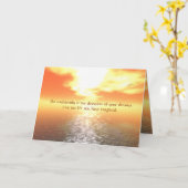 Inspirationsorangefarbener Sonnenuntergang über ei Karte (Gelbe Blume)