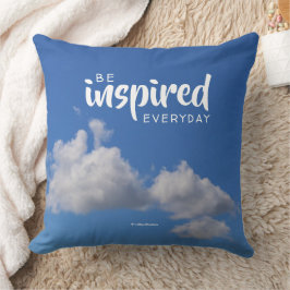 Inspirationssatz Fluffy Wolken in einem blauen Him Kissen