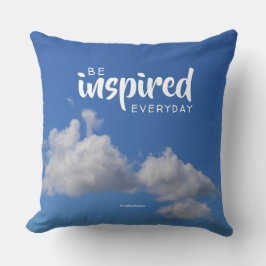 Inspirationssatz Fluffy Wolken in einem blauen Him Kissen