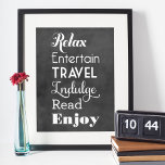 Inspirationswörter für die Altersversorgung | Schw Poster<br><div class="desc">Das Design des Retirement Geschenkartikelwandposters zeigt Wörter,  die RETIRE in stilvollem Weiß buchstabieren: "Relax,  Entertain,  Travel,  Indulge,  Read,  Enjoy" mit dem Text "wünscht euch eine sehr glückliche Pensionierung". Hintergrund hat ein strukturiertes schwarzes Chalkboard-Aussehen.</div>