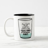 Inspirationsziffer zur Liebe und Selbstversorgung Zweifarbige Tasse (Links)