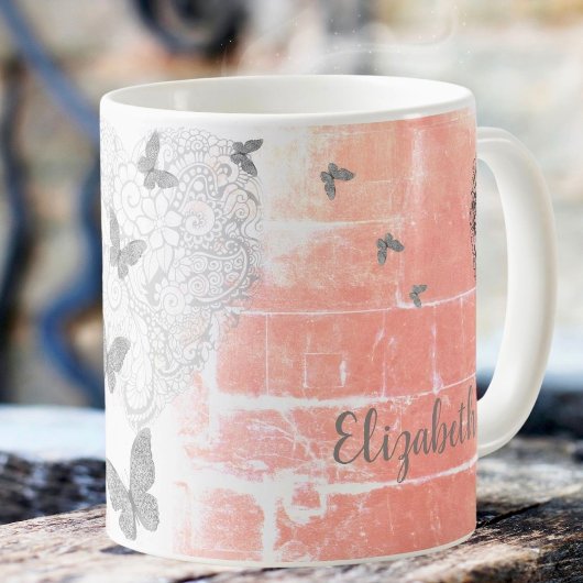 Inspirierend Herzen auf einem rustikalen Pfirsich Kaffeetasse