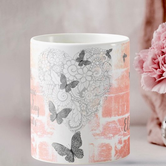 Inspirierend Herzen auf einem rustikalen Pfirsich Kaffeetasse