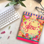 Inspirierend Hübscher Blumenglanz Personalisierter Planer<br><div class="desc">Personalisierter Glow-Planer von Inspirivity, ein wunderschöner Begleiter, der als tägliche Erinnerung dient, Ihr gewähltes Wort zu begrüßen. Dieser skurrile Blumenplaner, mit handgezeichneten Kunstwerken und Schriftzeichen kreiert, hat einen Platz für Ihren Namen und das Jahr vorne. Die Rückseite ist mit lustigen orangefarbenen Polka-Punkten geschmückt. Diese lustigen Planer, entworfen um das Konzept...</div>