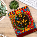 Inspirierend Hübscher Blumenstrauß Personalisierte Planer<br><div class="desc">Personalisiert Thrive-Planer von Inspirivity, ein wunderschöner Begleiter, der als tägliche Erinnerung dient, Ihr gewähltes Wort zu begrüßen. Dieser skurrile Blumenplaner, mit handgezeichneten Kunstwerken und Schriftzeichen kreiert, hat einen Platz für Ihren Namen und das Jahr vorne. Die Rückseite ist mit lustigen orangefarbenen Polka-Punkten geschmückt. Diese lustigen Planer, entworfen um das Konzept...</div>