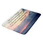 INSPIRIEREND ROMANS 8:28-DESIGN BADEMATTE (Schrägansicht)