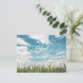 Inspirierend Zitat "genießen heute" grünes Feld Postkarte (Stehend Vorderseite)